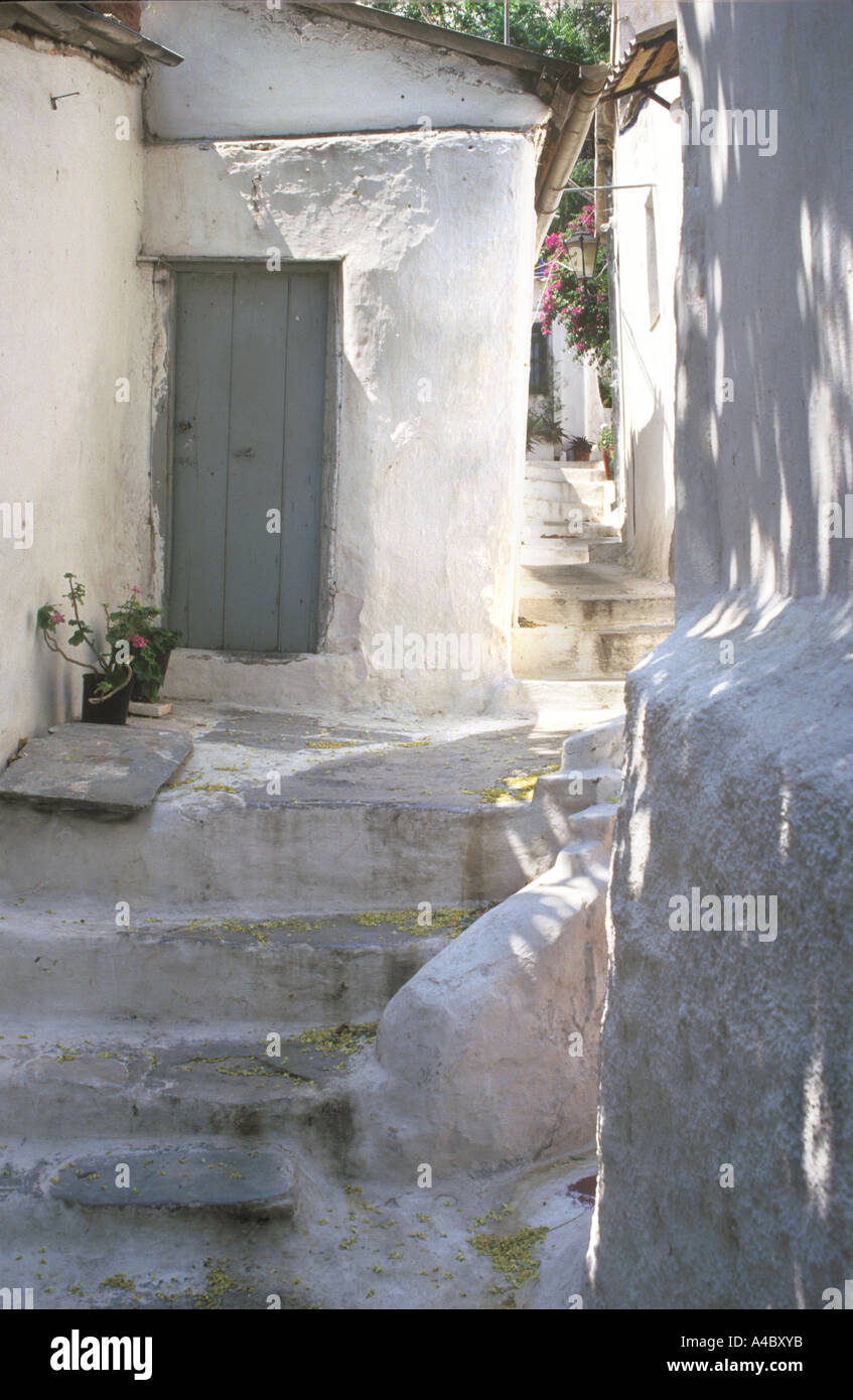 Vicoli e gradini imbiancati con porta vecchia, Santorini, Grecia Foto Stock
