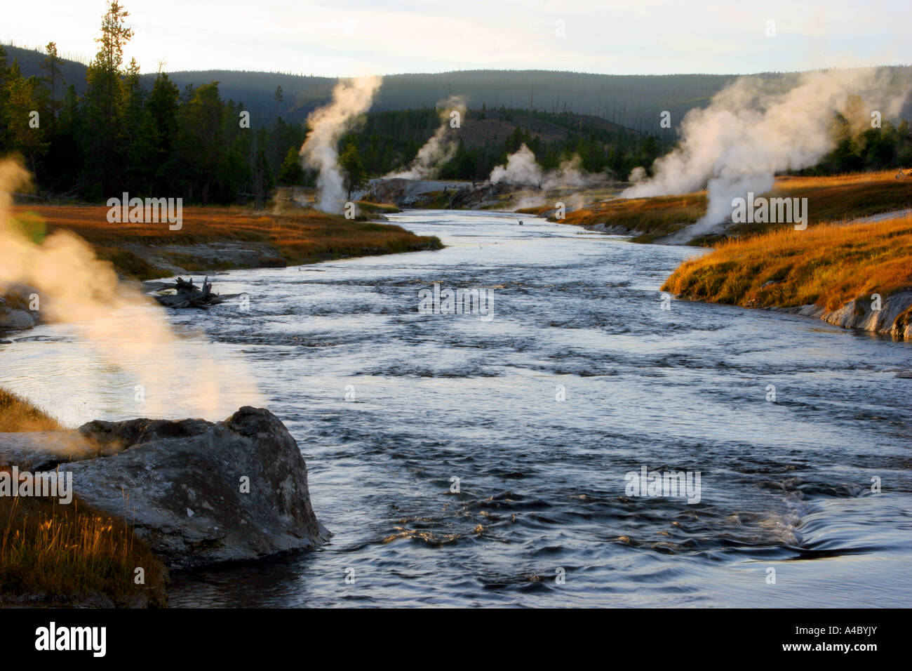 Firehole river in geyser Old Faithful area, il parco nazionale di Yellowstone, wyoming Foto Stock