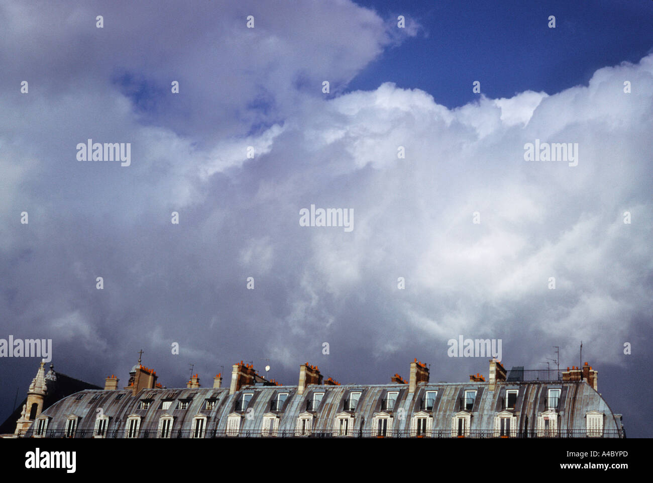 Tetti di Parigi di edifici del 19th secolo su Boulevard Haussmann. Enorme tempesta di supercelle nube oltre 19th case secolo. Condizioni meteorologiche estreme Francia, Europa Foto Stock
