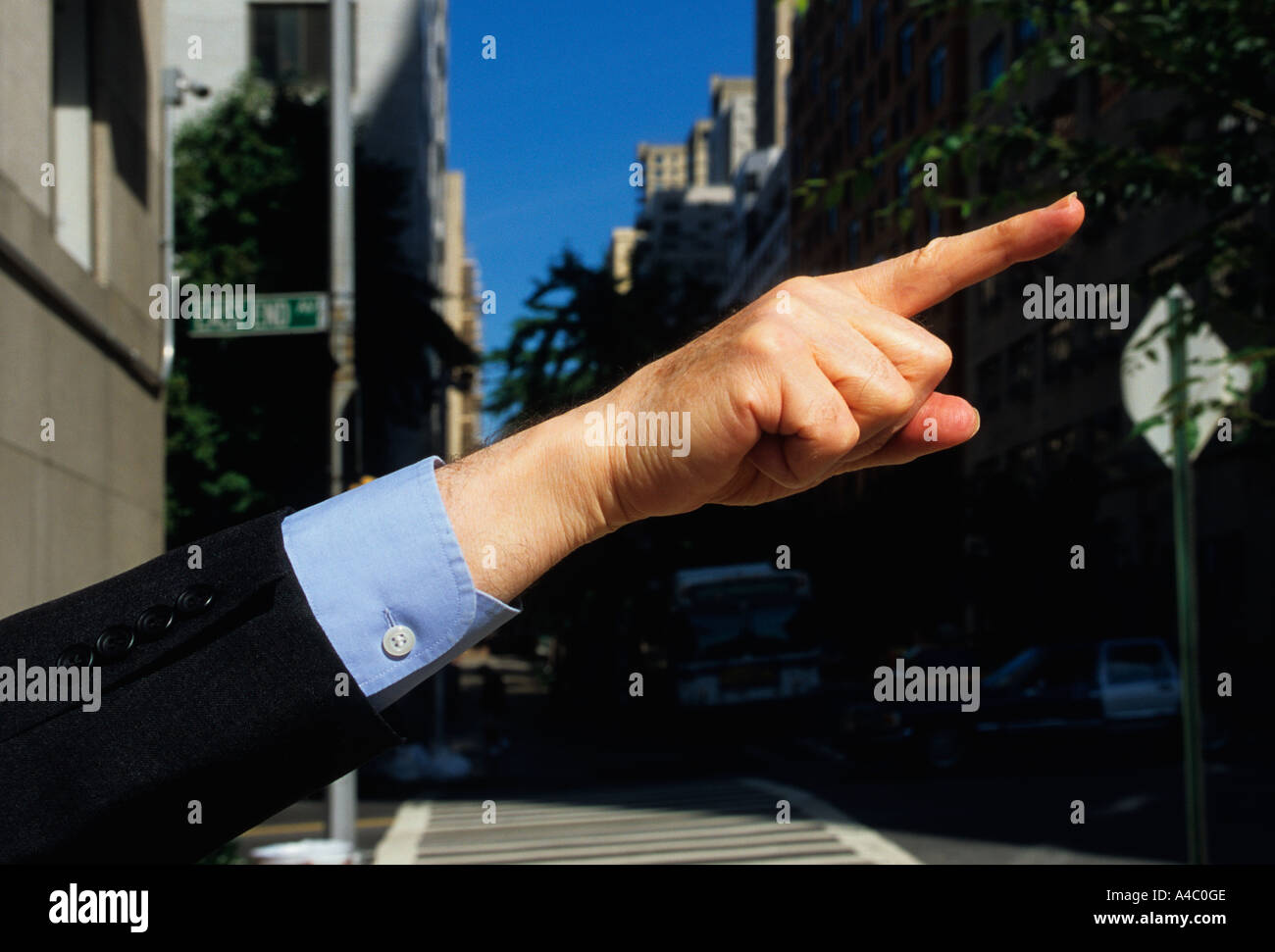 New York City uomo in un Business Suit puntando il dito su strada Foto Stock