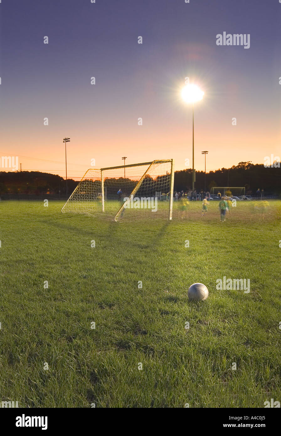 Soccer Football palla di gioco al crepuscolo e di notte Foto Stock