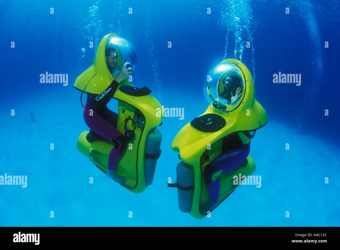 I subacquei su scooter subacqueo denominato bob Foto stock - Alamy