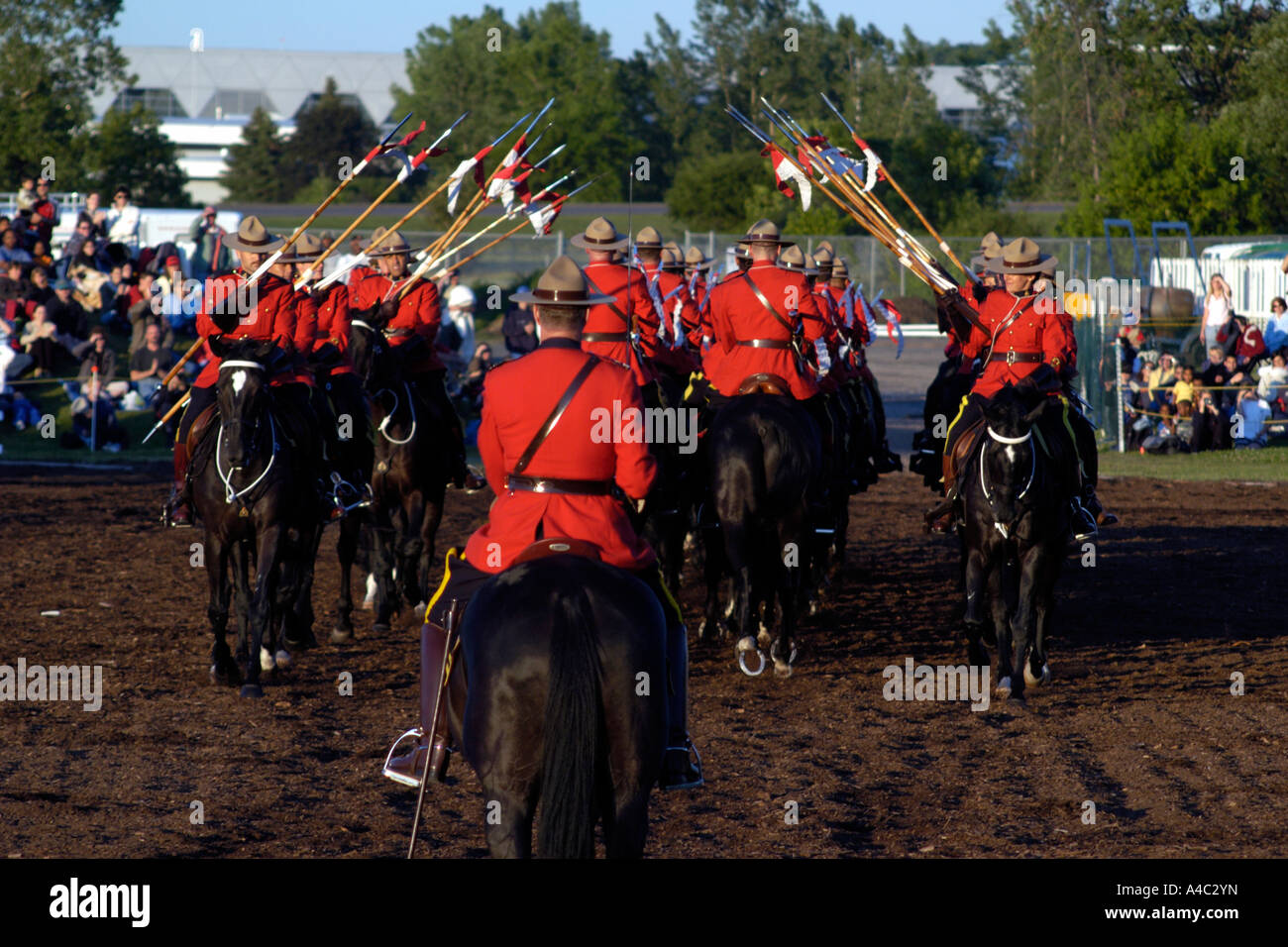 Royal Canadian polizia montata durante la corsa musicale spettacolo del tramonto Foto Stock