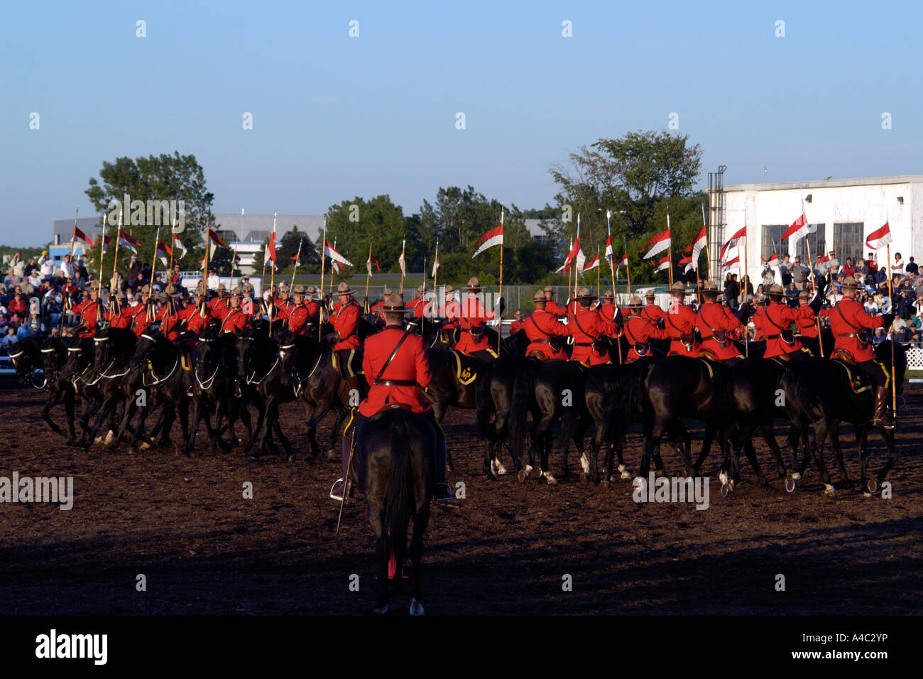 Royal Canadian polizia montata durante la corsa musicale spettacolo del tramonto Foto Stock