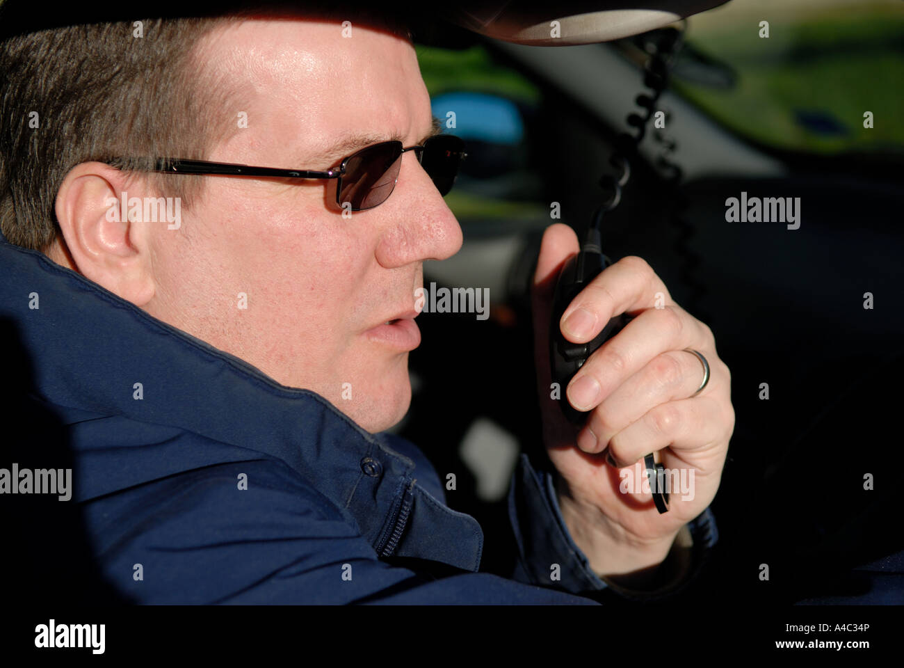 Cab Driver su Radio Taxi. Foto Stock