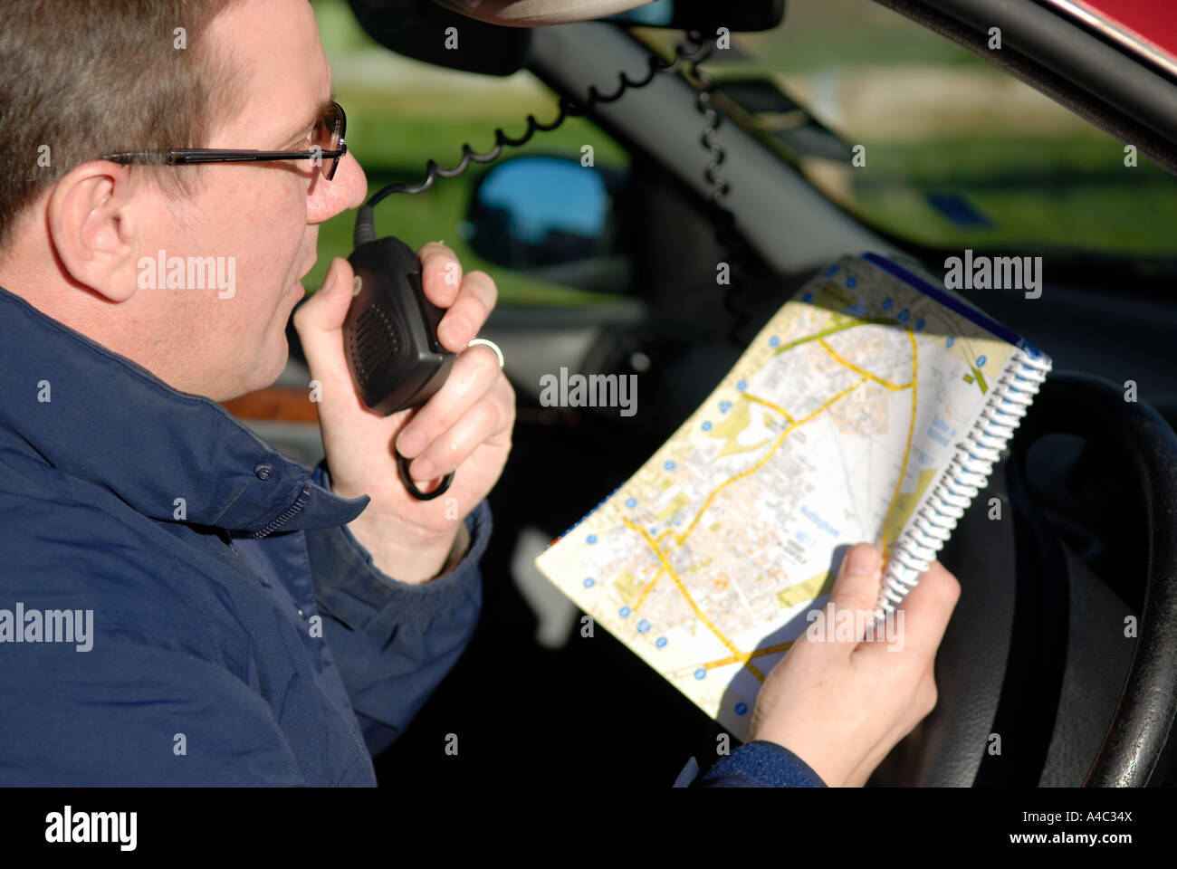 Taxi Driver guardando alla mappa. Foto Stock