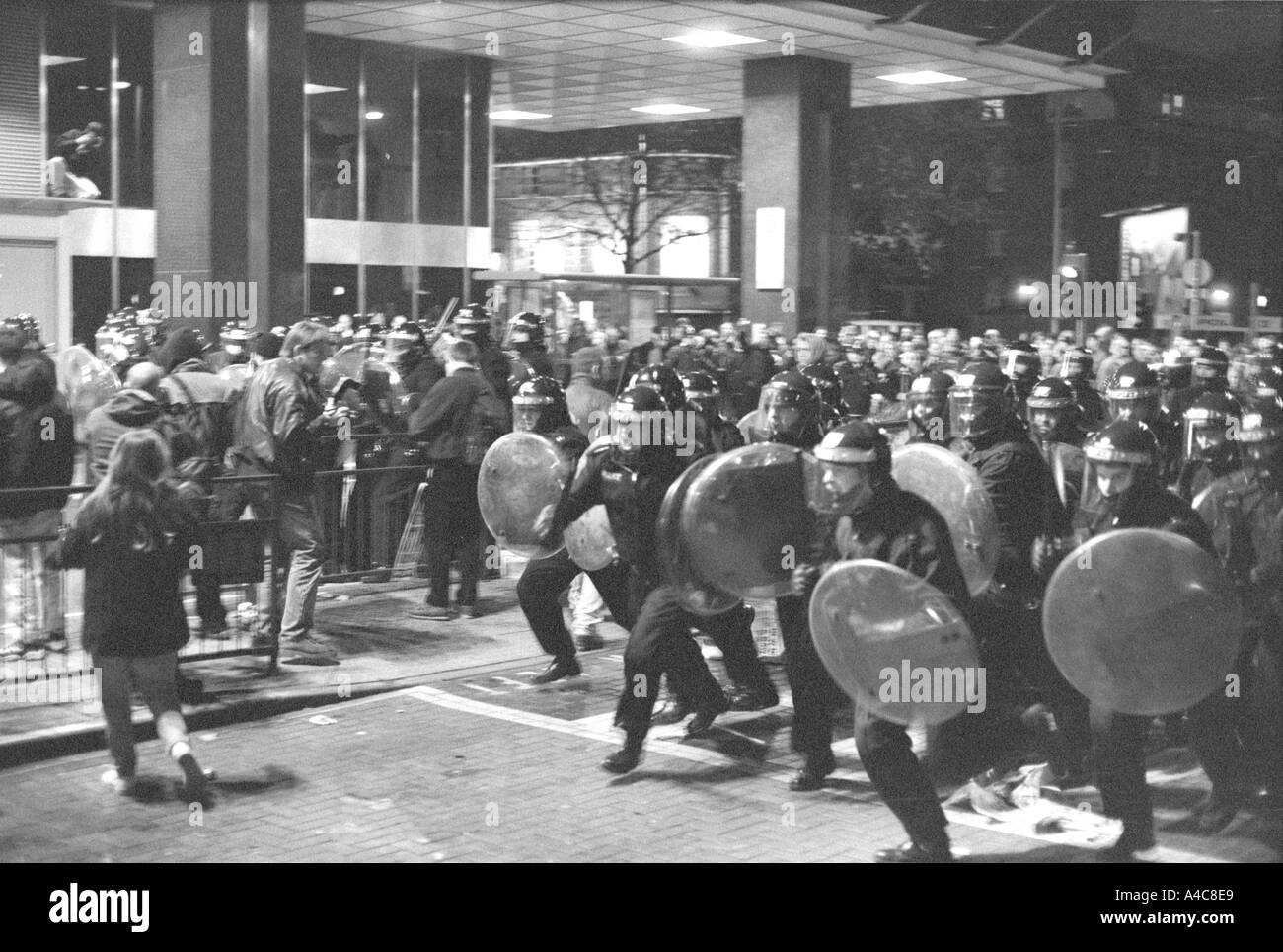 Sommossa polizia carica manifestanti la stazione di Euston London 30 Novembre 1999 Foto Stock