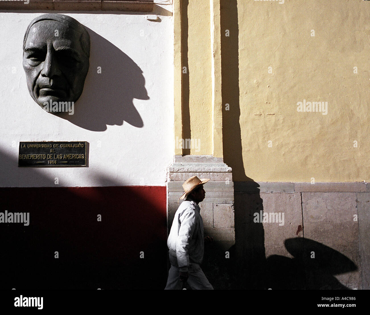 La faccia di Benito Juarez presidente del Messico sotto l'occupazione della Francia getta una lunga ombra sull'Università di Guanajuato Foto Stock