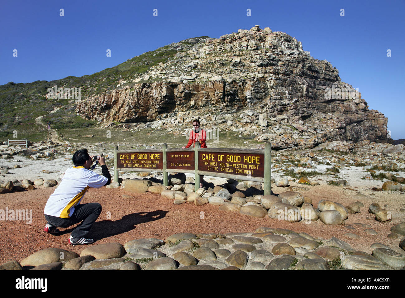 Turistica prendendo foto del Capo di Buona Speranza segno Sud Africa Foto Stock