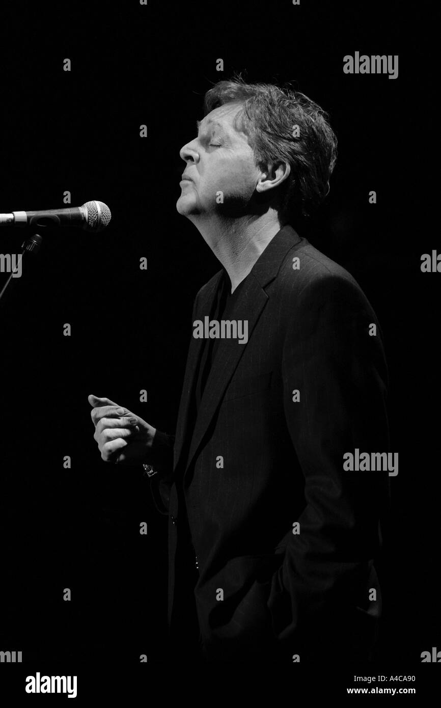 Paul McCartney canta ieri come un omaggio a George Harrison in un Concerto Tributo Empire Theatre Liverpool 2002 Foto Stock
