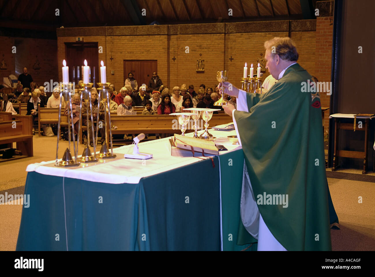 Offertorio durante la messa cattolica presso il Santuario di Nostra Signora di Walsingham REGNO UNITO Foto Stock