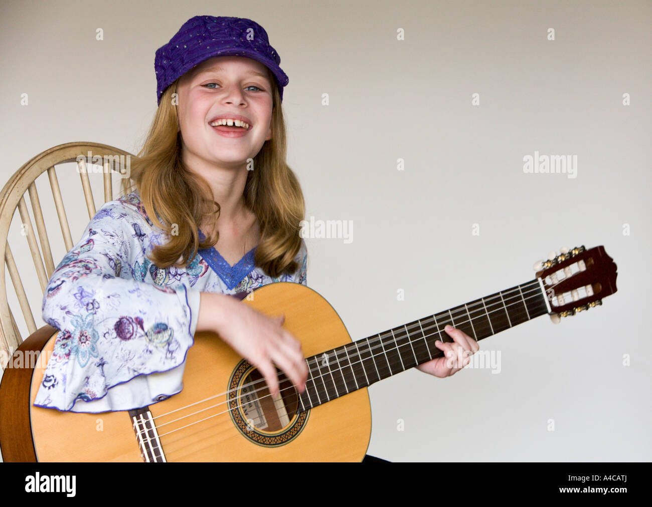 Una ragazza di 10 anni a suonare la chitarra modello rilasciato Foto Stock