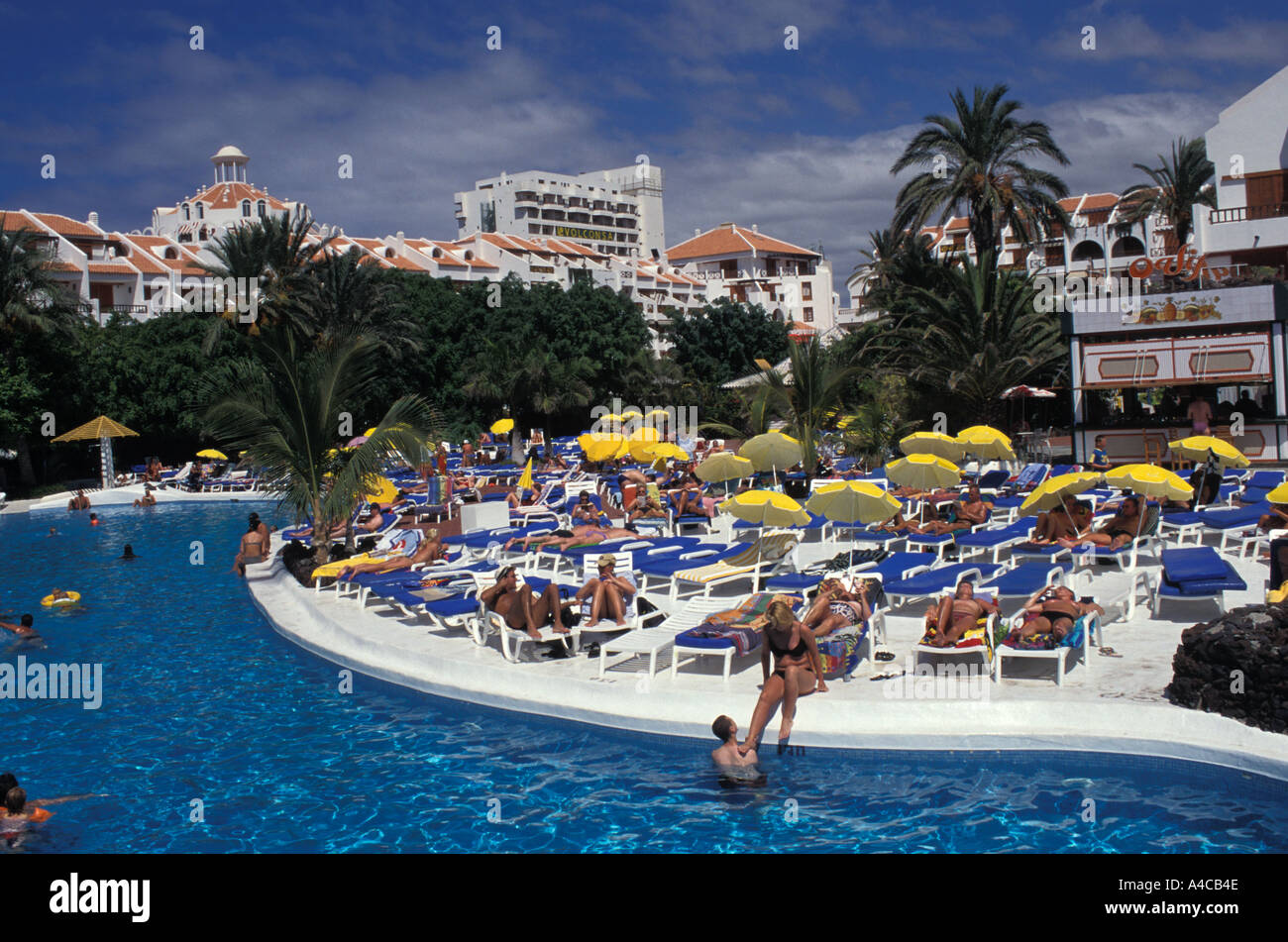 La piscina dell'hotel a Playa de las Americas in Tenerife, Spagna Foto Stock