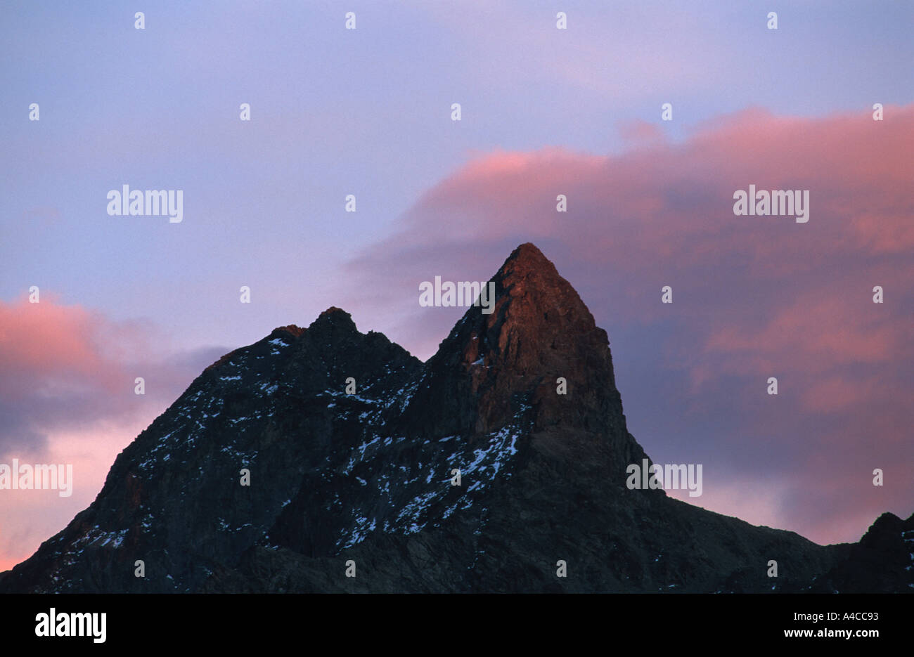Ultimo sun ray sul picco di montagna da Muottas Muragl, San Moritz Oberengadin in Svizzera Foto Stock
