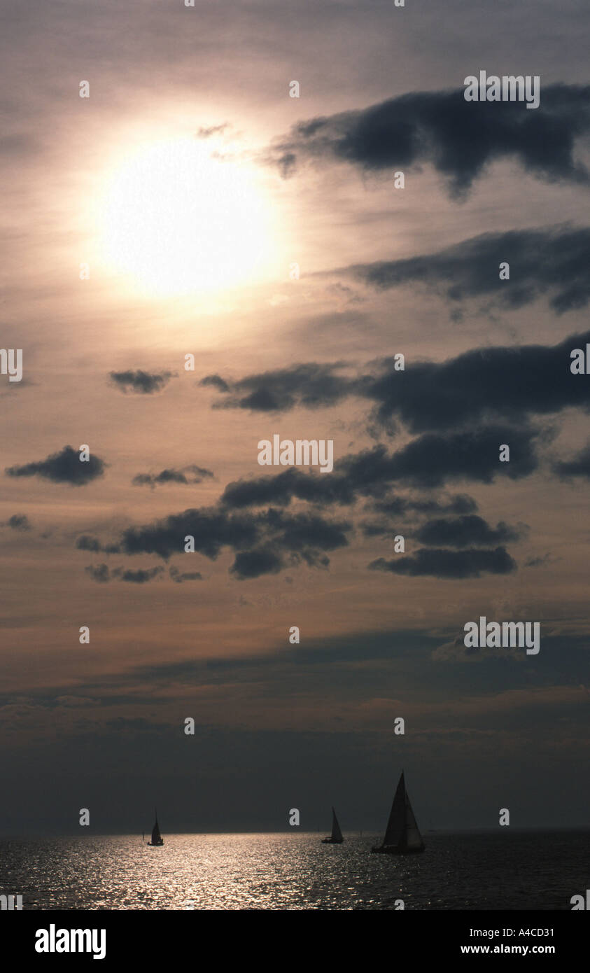 Barche a vela e sun Friedrichshafen Lago di Costanza (Bodensee) Baden-Wuerttemberg Germania Foto Stock