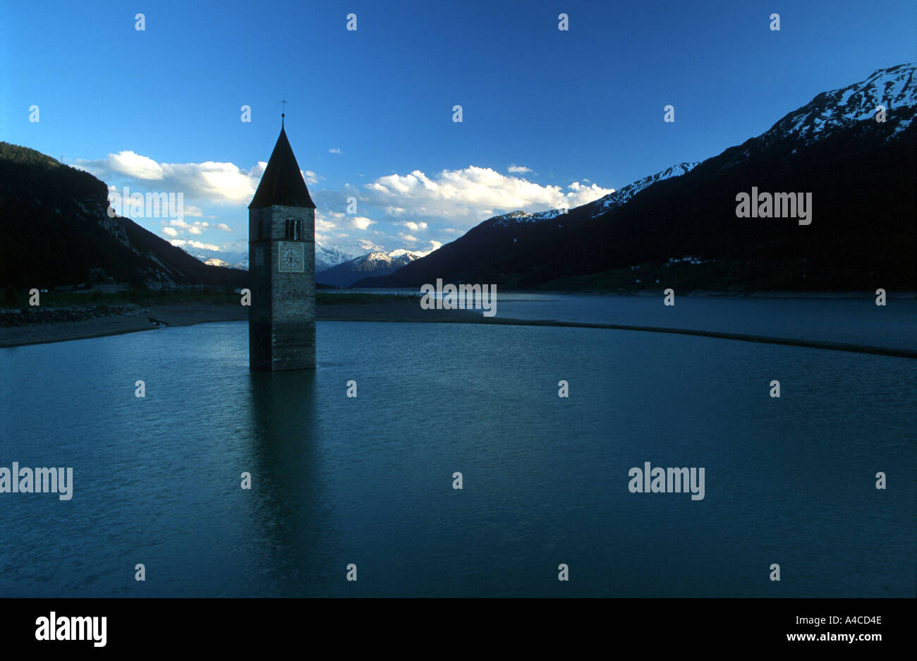 Torre del Borgo annegati Curon Val Venosta (Graun im Vintschgau) a passo Resia Trentino Alto Adige Italia Maggio 1999 Foto Stock