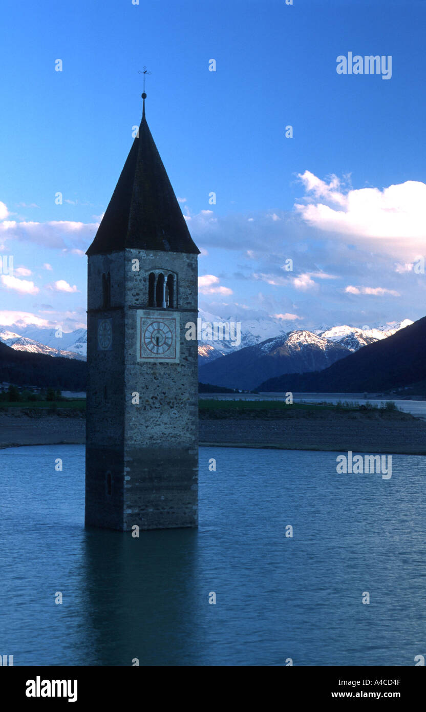 Torre del Borgo annegati Curon Val Venosta (Graun im Vintschgau) a passo Resia Trentino Alto Adige Italia Maggio 1999 Foto Stock