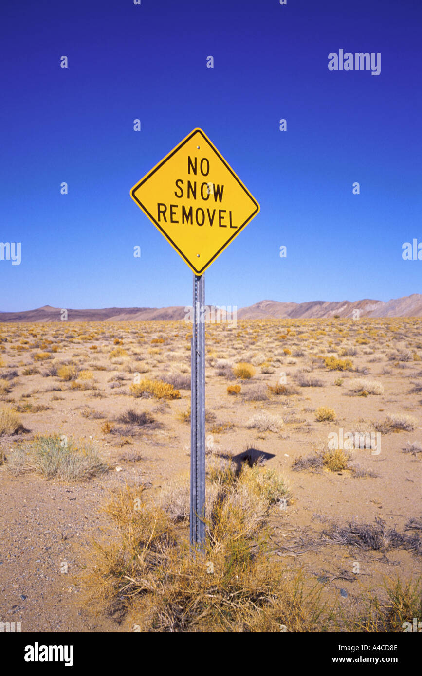 Cartello stradale che indica nessuna rimozione neve Death Valley California USA Foto Stock