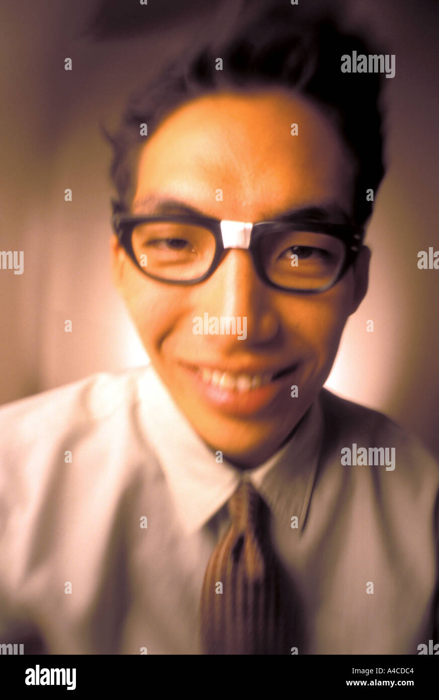 Asian imprenditore con nastrato bicchieri sorridente Foto Stock