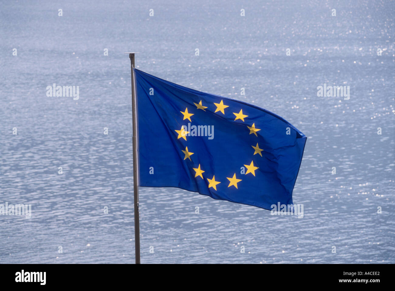 Bandiera dell'Unione europea contro lo sfondo del lago. Foto Stock