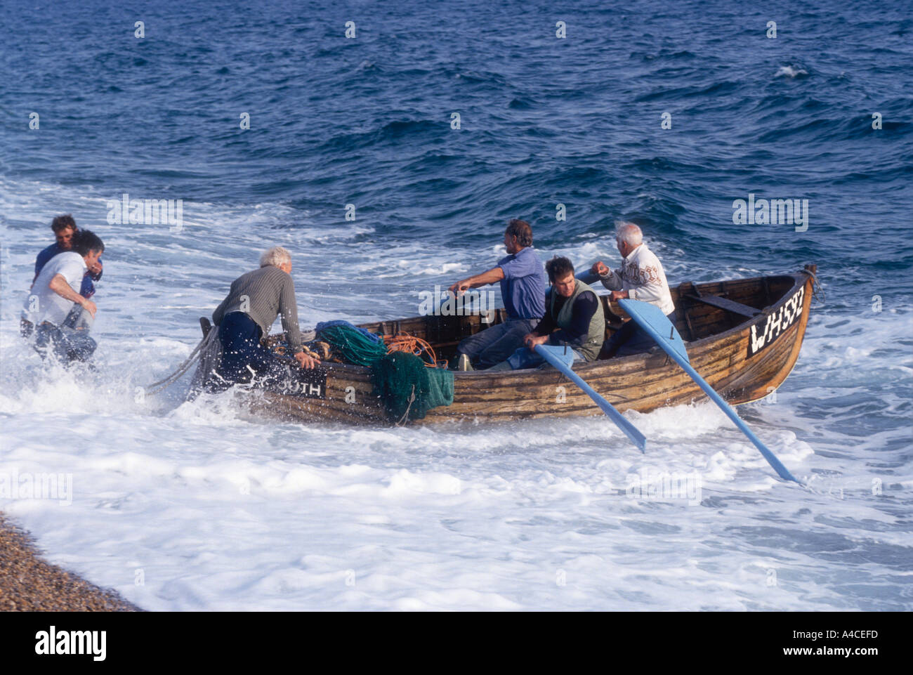 Senna tradizionale net pesca dello sgombro in barca lerret off Chesil Beach vicino a Weymouth Dorset England Regno Unito Foto Stock