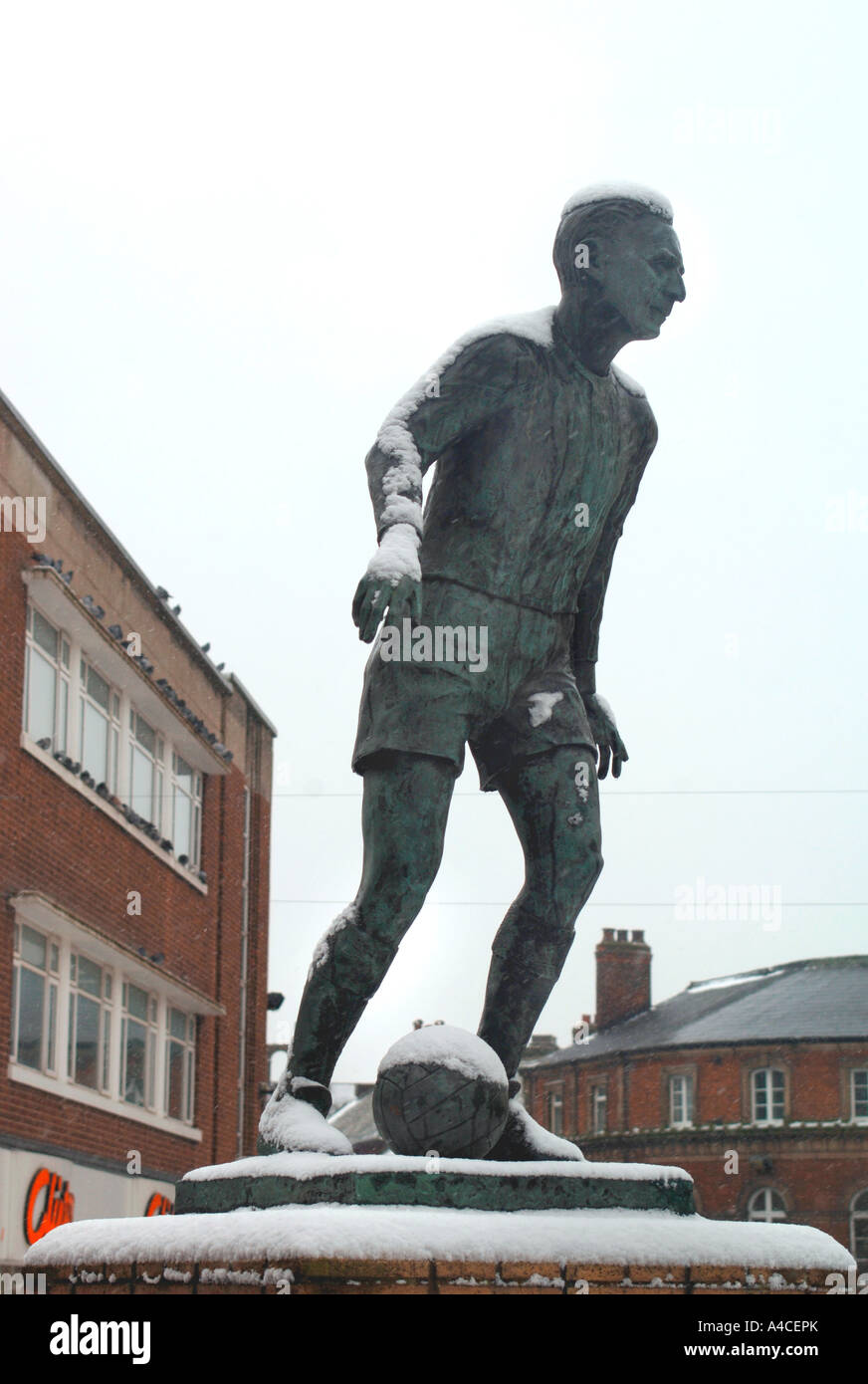 Una dimensione di vita statua del leggendario giocatore di calcio,Sir Stanley Matthews.In piedi In Hanley centro città,In Stoke-On-Trent. Foto Stock
