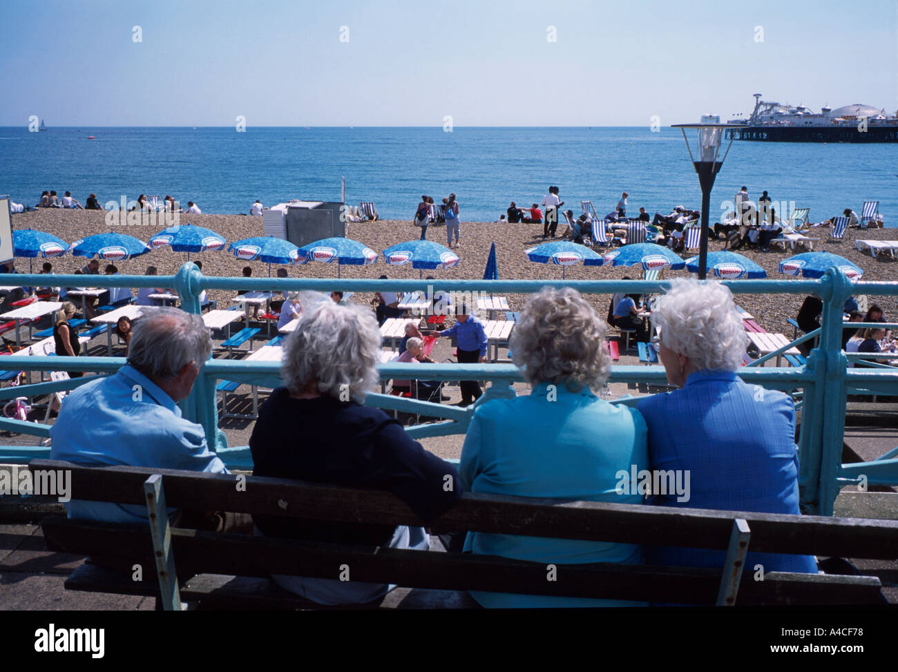 Old ladies seduta su una panchina, Brighton, Egland Foto Stock