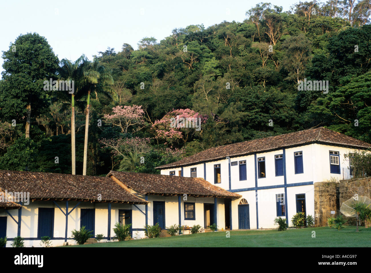 Stato di Rio de Janeiro, Brasile. Fazenda Ponte Alta hotel; bianco e blu edifici coloniali dell'hotel. Foto Stock