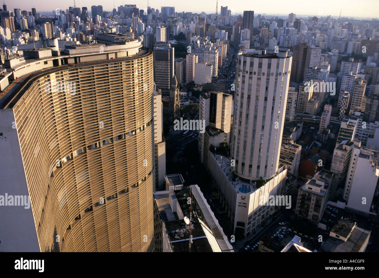 Sao Paulo, Brasile. Vista dalla cima dell'Edificio Italia guardando verso sud-ovest; Edificio Copan e Edificio Ipiranga con Rua da Consolacao stiramento lontano in distanza. Foto Stock