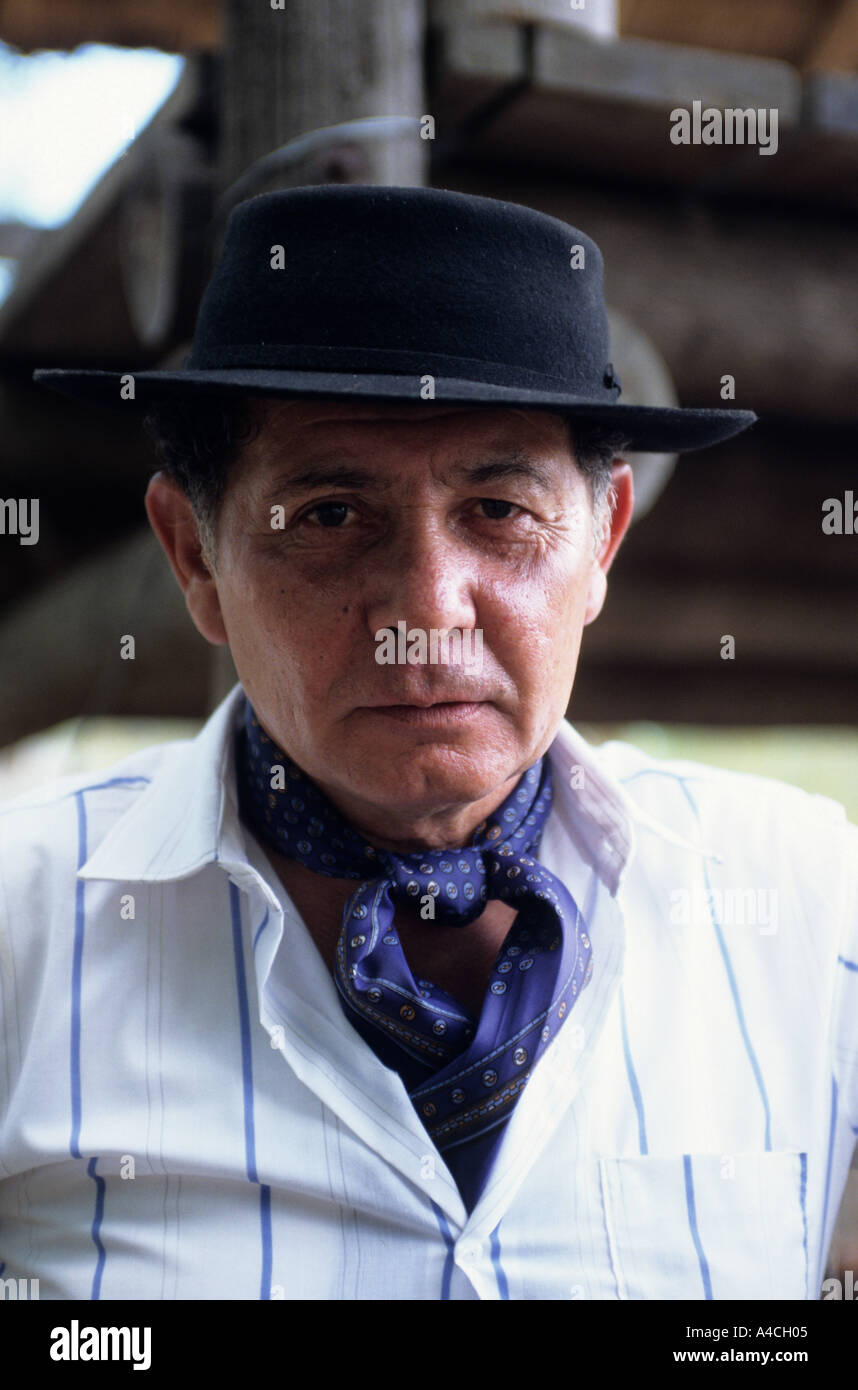 Buenos Aires, Argentina. Gaucho uomo in hat e indossando una sciarpa. Foto Stock