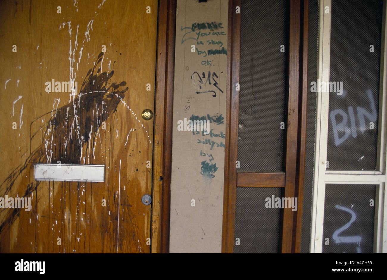Soggetto ad atti vandalici dei portelli & Windows IN NORD PECKHAM ALLOGGIAMENTO STATION WAGON, Londra 1990. Foto Stock
