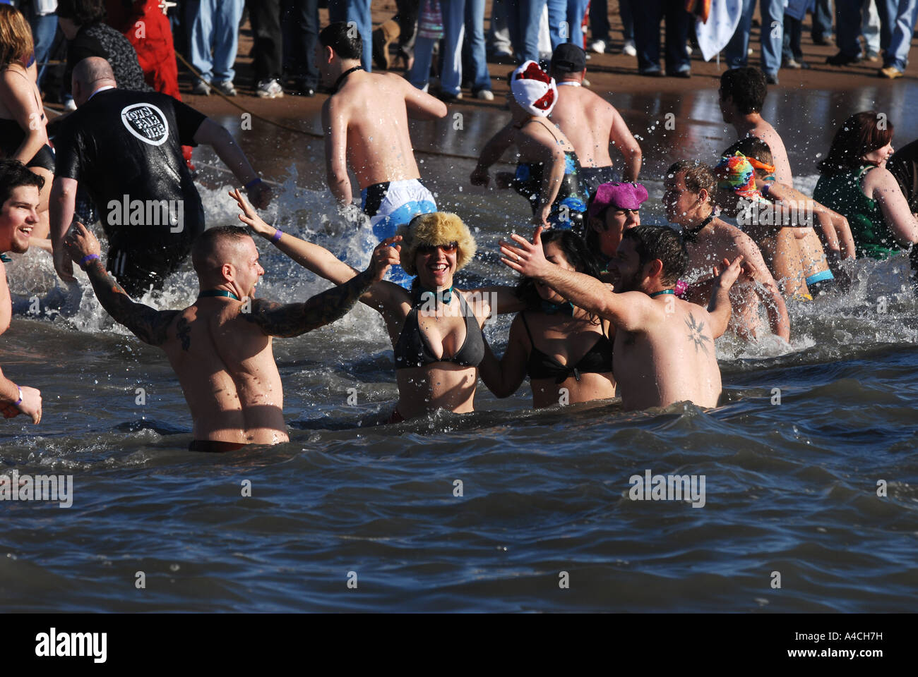 Le persone giocano in acqua frigida dopo aver preso il pinguino immergersi per raccogliere denaro per noi speciale Giochi Olimpici nel Connecticut Foto Stock