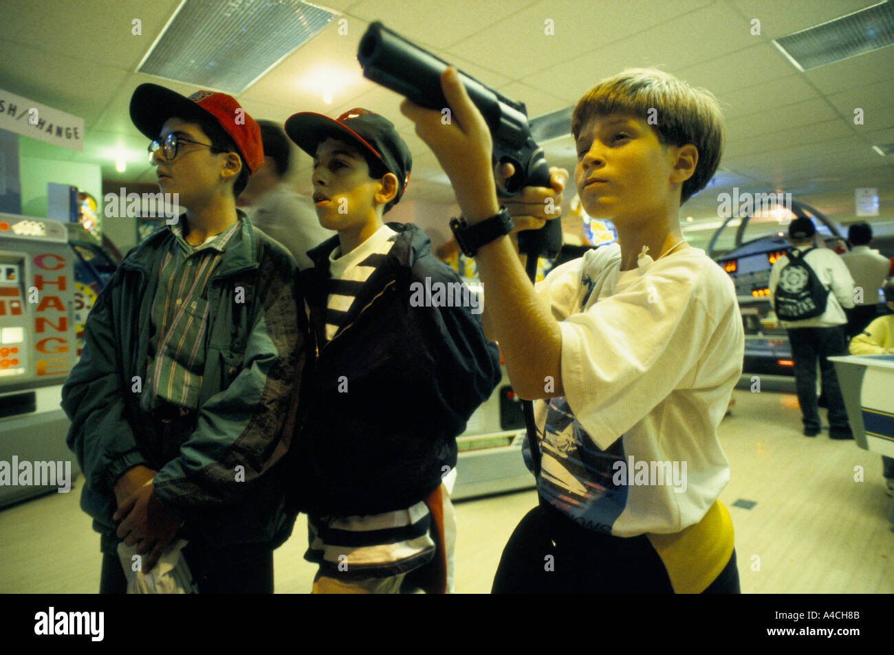 Un ragazzo tyoung gioca Mad Dogs 2, una realtà virtuale interattivo gioco di tiro a Hamleys toy shop, Londra Inghilterra 08 93 Foto Stock