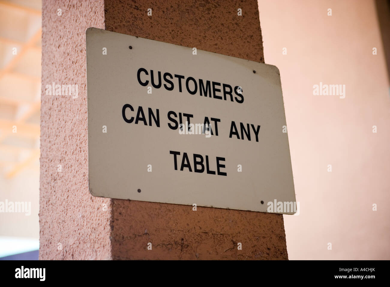 I clienti possono sedersi a un tavolo qualsiasi Food Court segno Centro Tekka Little India di Singapore Foto Stock
