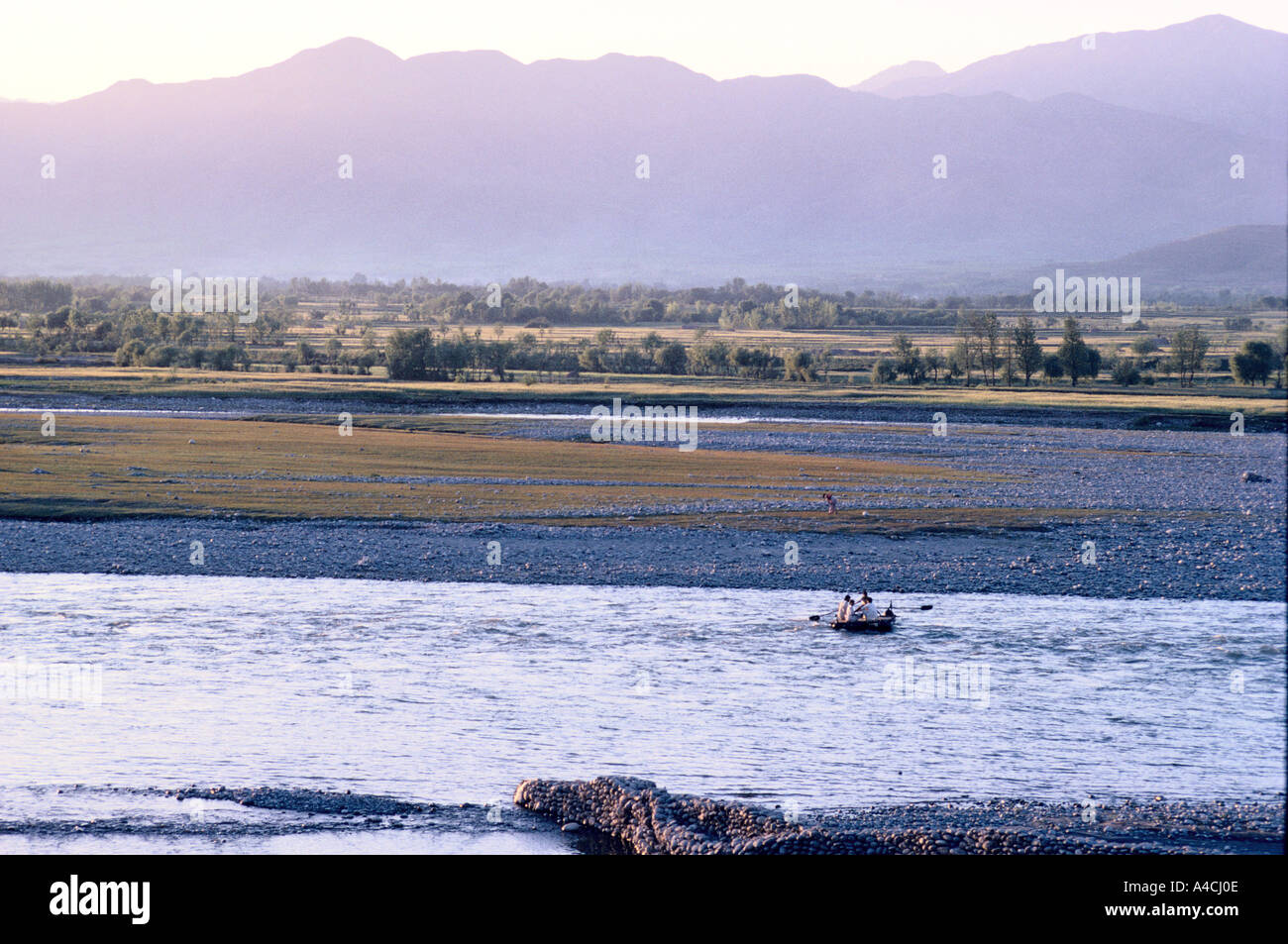 Attraversamento di un affluente del fiume Indo in Swat Vallley, Pakistan 1990. Foto Stock