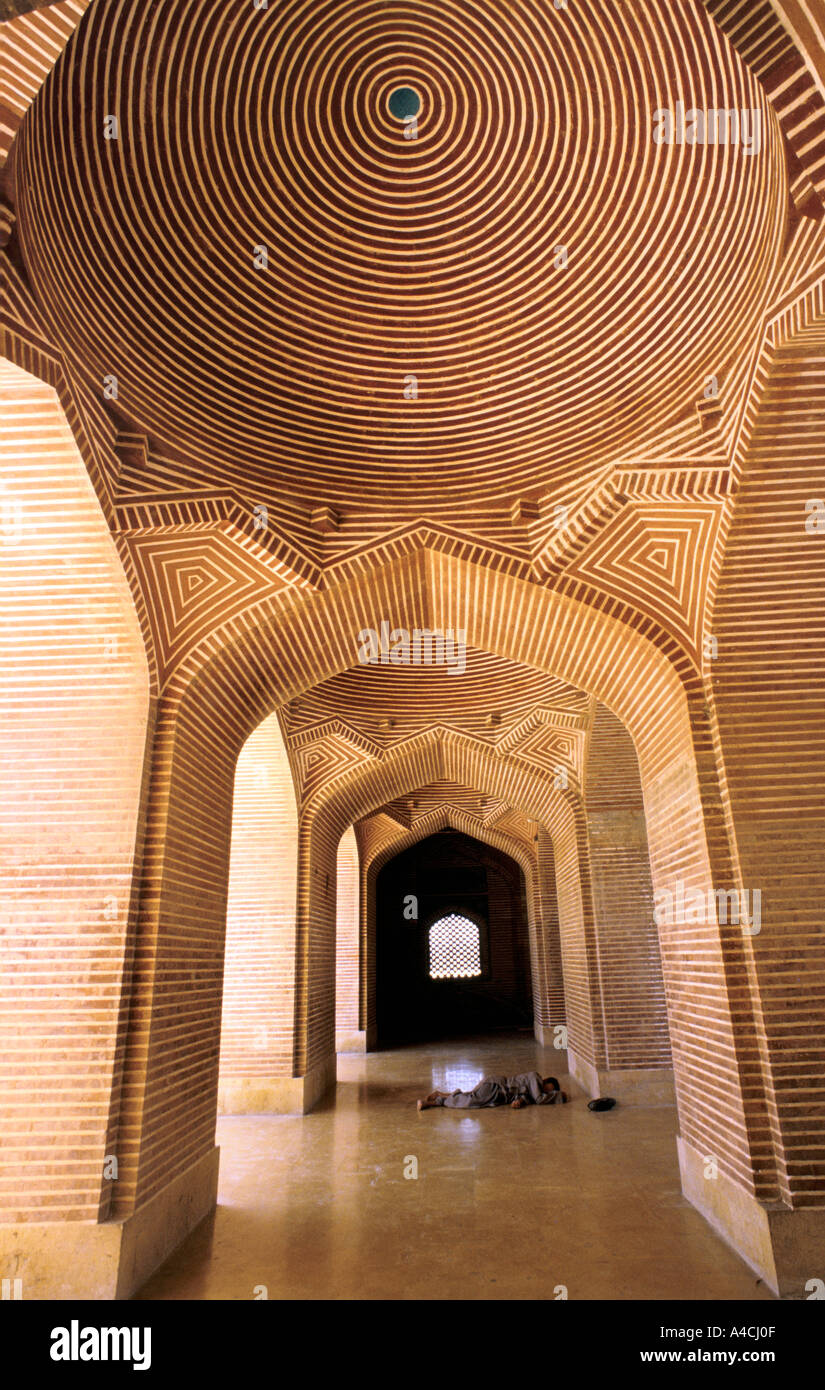 Gente che dormiva attraverso il calore del giorno nel Shah Jehan moschea, Thatta, Pakistan Foto Stock