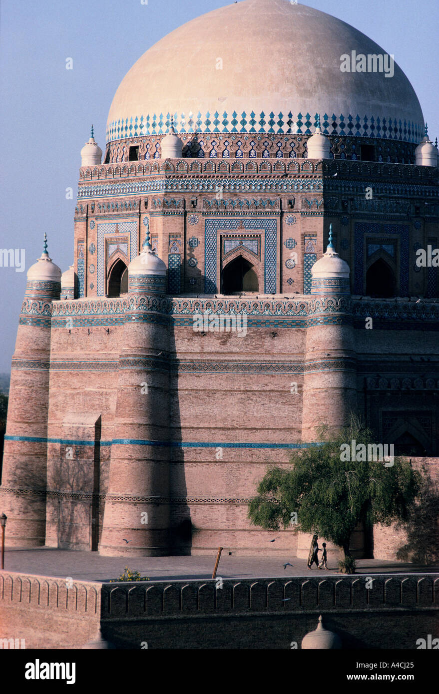 Il santuario di Shah Rukn-e-Alam che domina la città di Multan, in Pakistan. Foto Stock