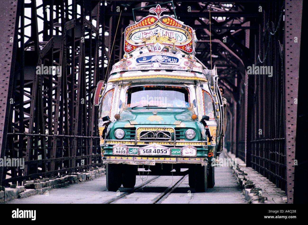 Un decorato Bedford carrello attraversa il ponte ferroviario a Kalabagh, Pakistan. Foto Stock