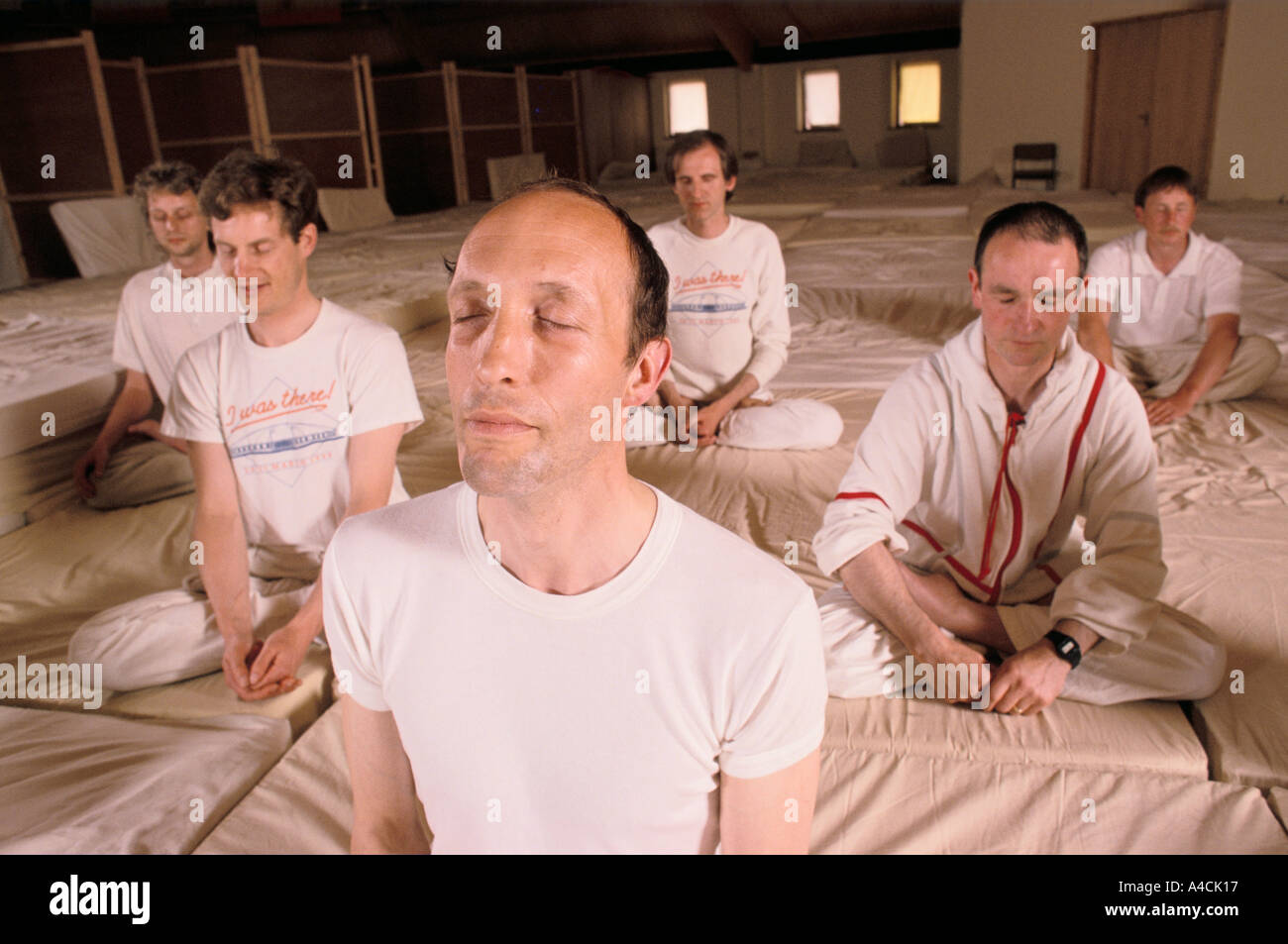 Meditazione serale in il Maharishi cupola dorata, SKELMERSDALE, LANCS, Inghilterra 1989. Foto Stock