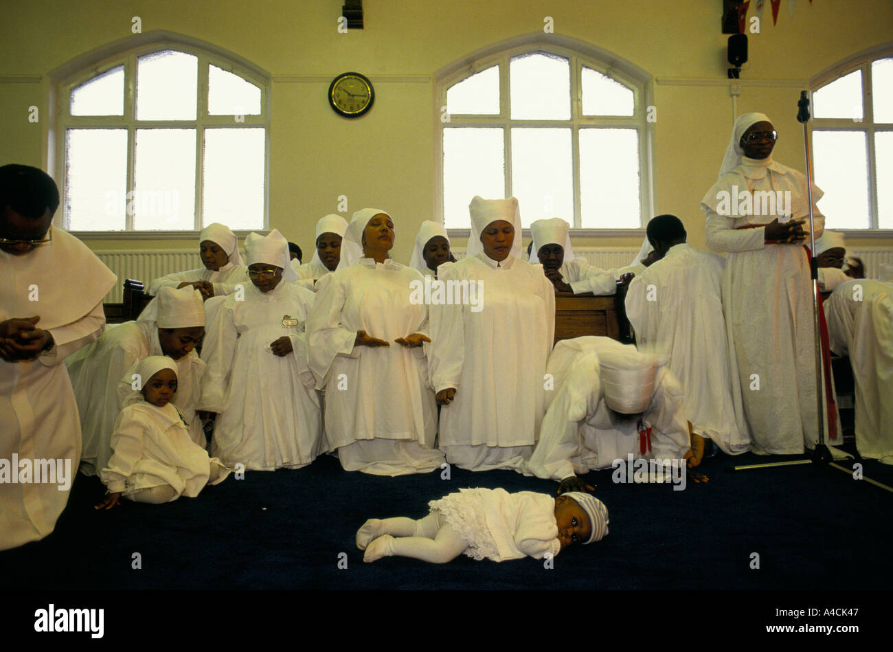 Figli di membri della "Chiesa della Croce e STAR' un evangelica setta cristiana indossa vesti bianche Foto Stock