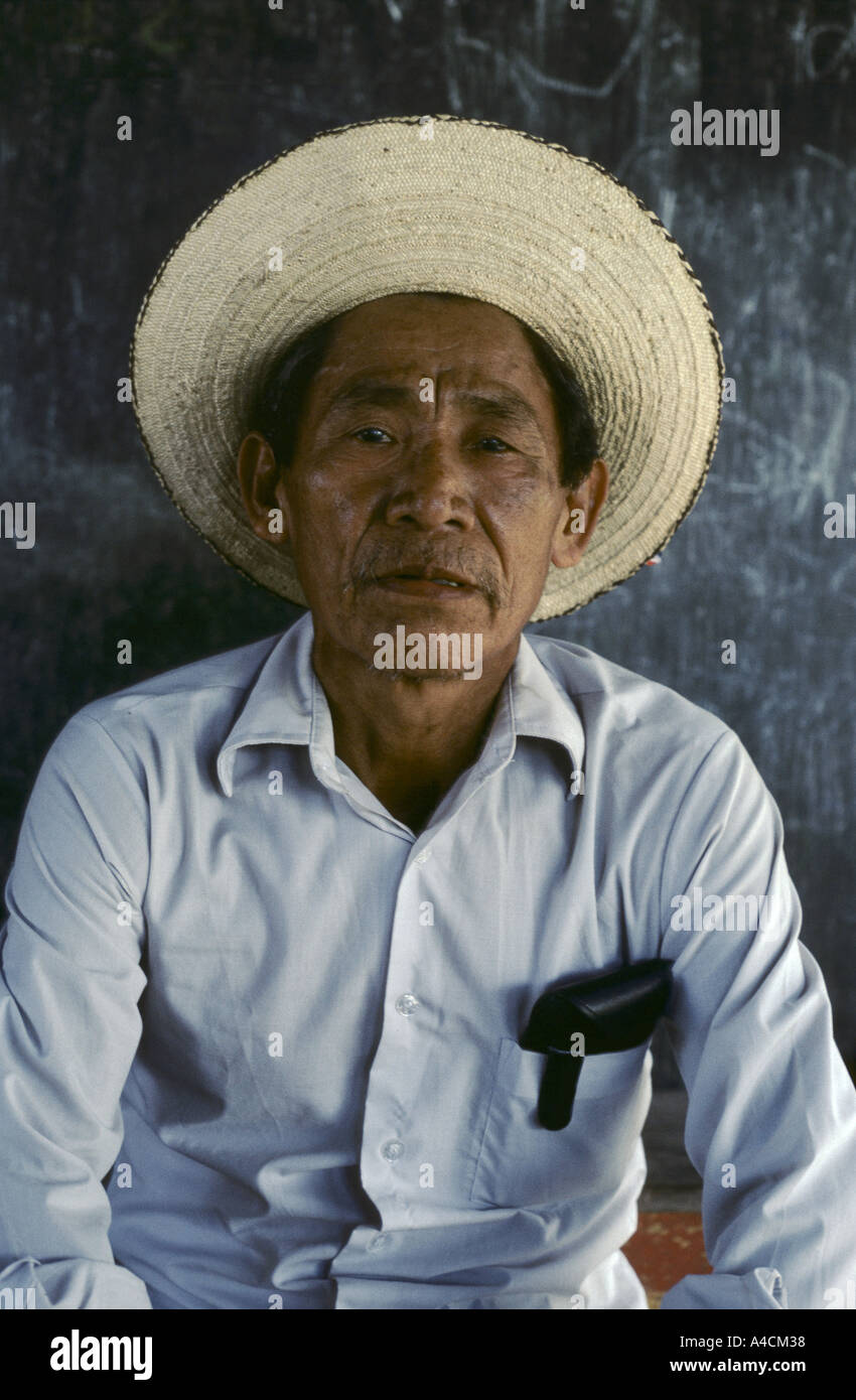 Ritratto di un indiani Guayami uomo che indossa un cappello di paglia panama 1981 Foto Stock