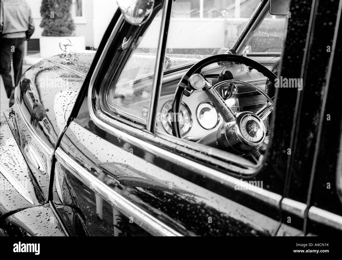 Chiudi vista laterale della carrozzeria nero di anni cinquanta classic American car - Foto Stock