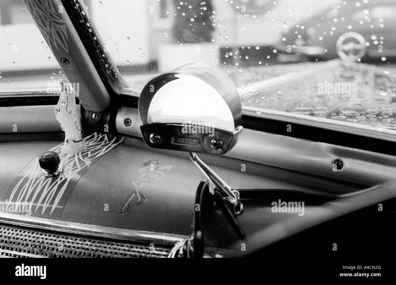 Interno del cruscotto vista da anni cinquanta American classic car, parcheggiato fino sotto la pioggia a Hemsby festival di musica Foto Stock