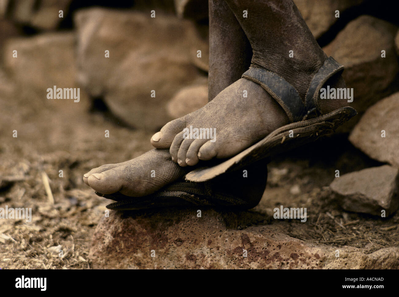 La lotta quotidiana per il cibo con la venuta di una nuova carestia, MESHAL VILLAGE, maggio 1991. DANIEL'S indossati sandali. Foto Stock