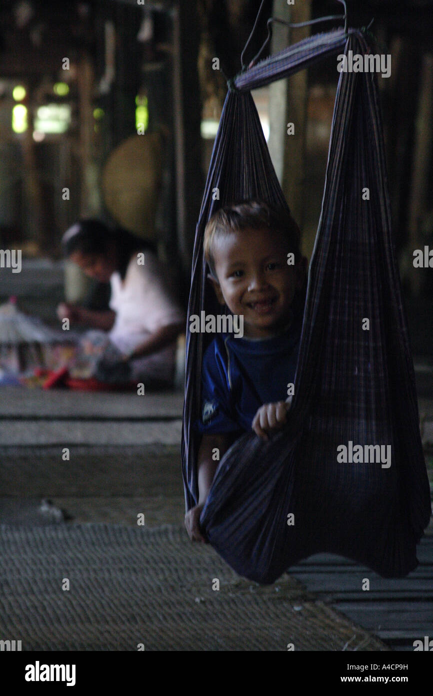 I bambini trovano qui la gioia in cose semplici, Iban tribe, Lalang longhouse al fiume Skrang area, Sarawak Borneo Malese Foto Stock