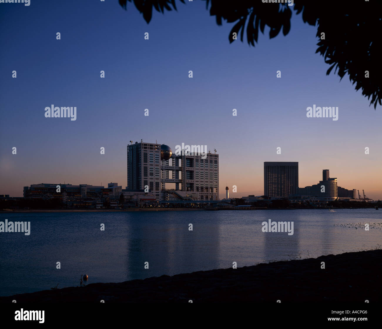 Fuji-Sankei Communications Group Headquarters Building, Odaiba, presso Tokyo, 1996. Architetto: Kenzo Tange Associates Foto Stock