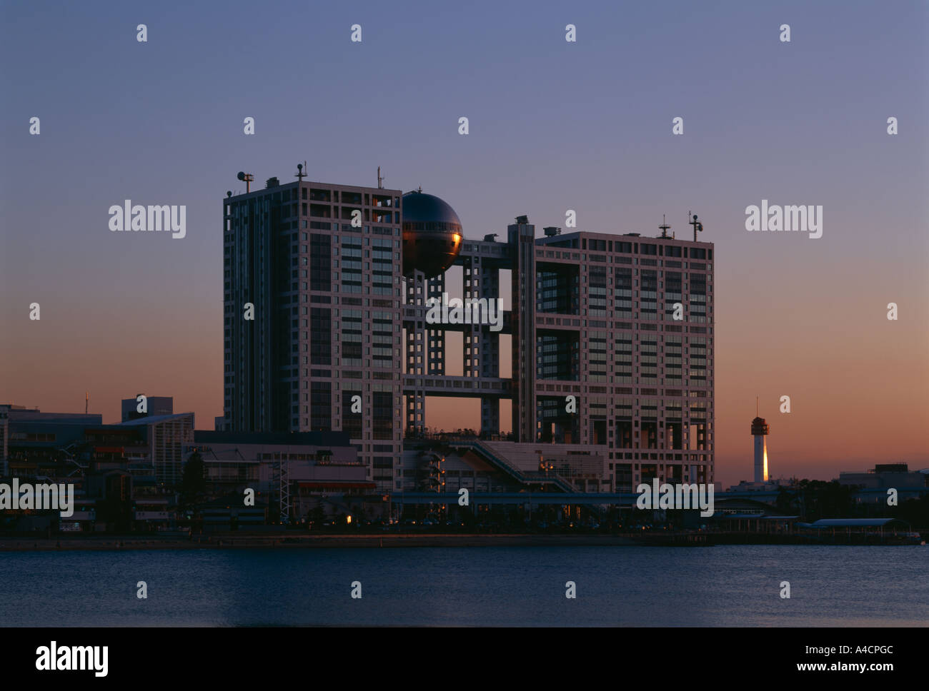 Fuji-Sankei Communications Group Headquarters Building, Odaiba, presso Tokyo, 1996. Architetto: Kenzo Tange Associates Foto Stock