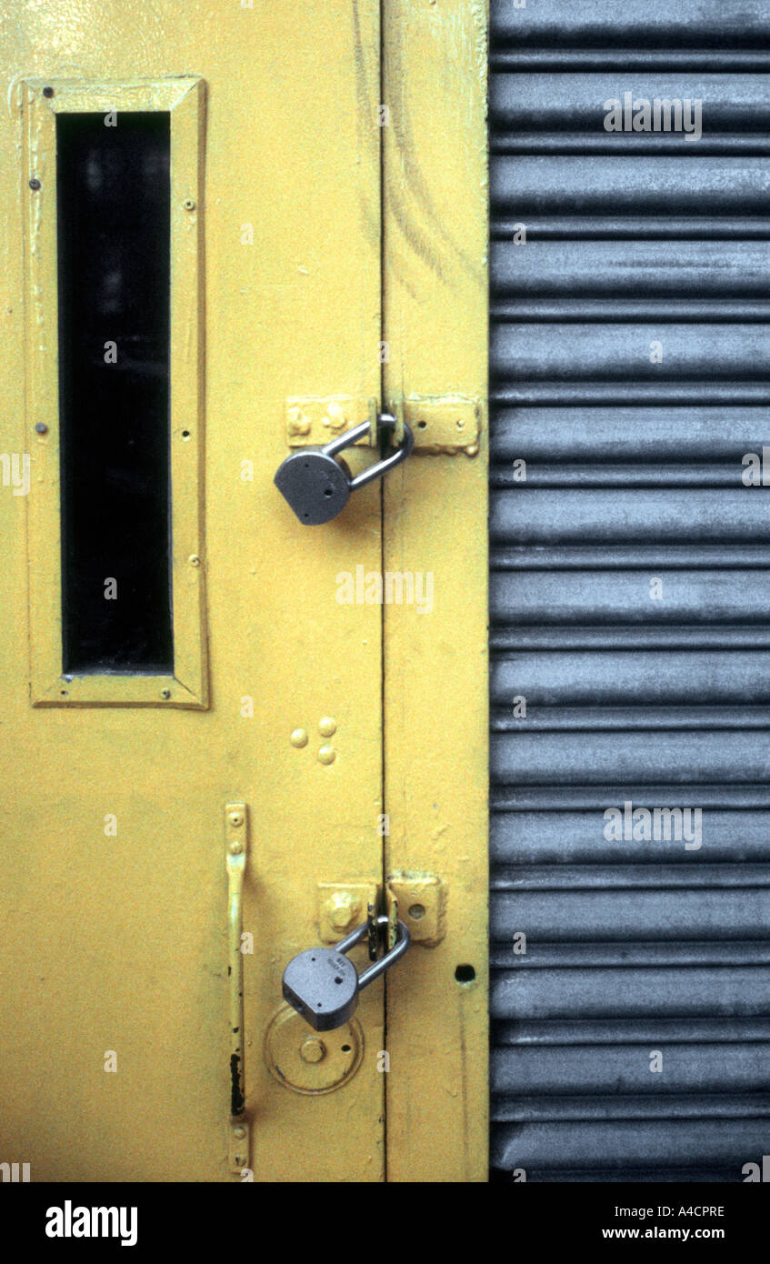 Si blocca su una porta di colore giallo Foto Stock