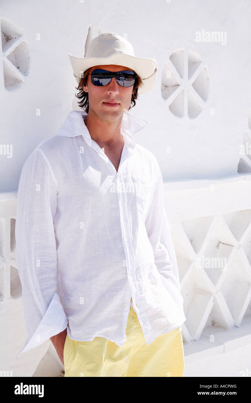 Giovane Uomo in camicia bianca e cappello Foto stock Alamy