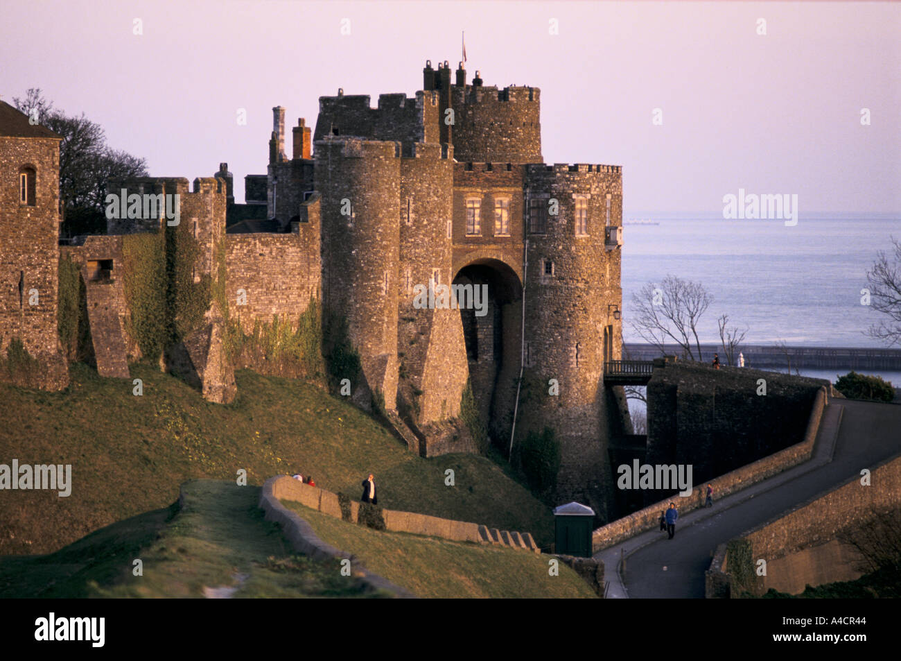 Il castello di Dover, Dover, Inghilterra, su di una collina che domina la città moderna di Dover in Inghilterra " costa sud orientale Foto Stock